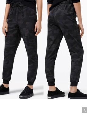 Lululemon Stretch High Rise
Jogger (Heritage Camo)